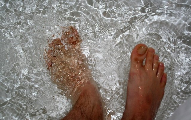В какую воду опускать ноги